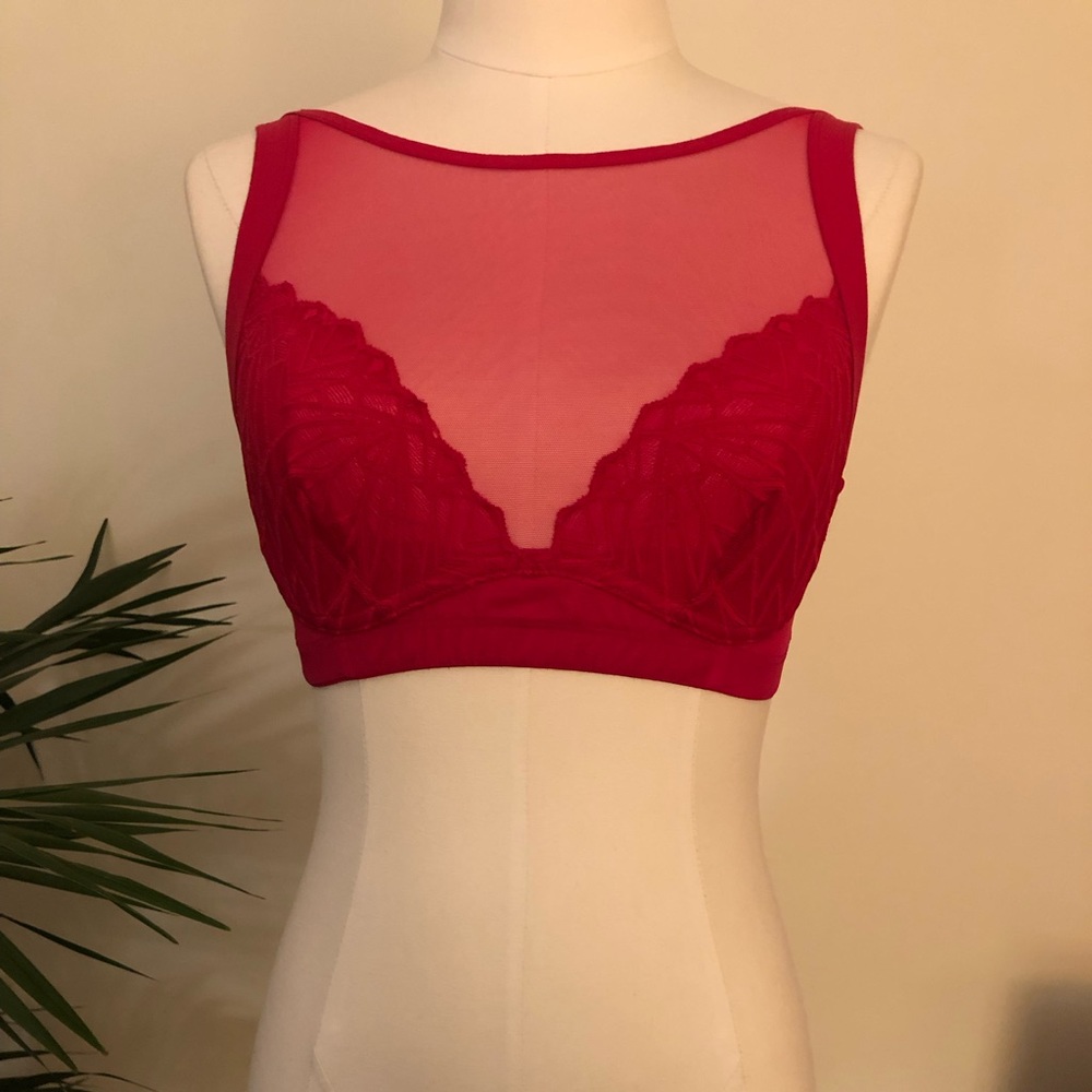 🌶️ NWT Red mesh halter bralette with angular diamond embroidery size M 🌶️